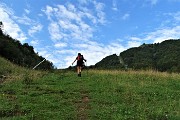 13 Risalendo la verde valletta per i Piani di Bobbio per scorciatoie